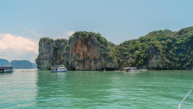 Wir ankern vor der großen Insel Koh Hong, direkt beim Ausgang der Grotte, vor den vielen Schiffen mit den Touristen...